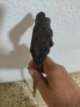 Bastón antiguo con cabezas de caballos de latón