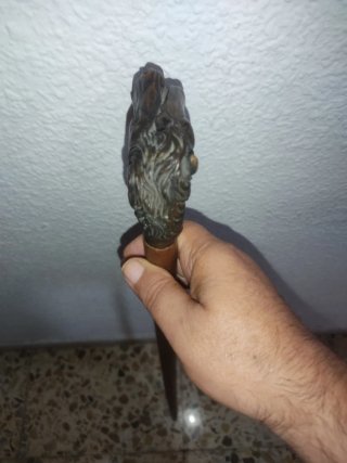Bastón antiguo con cabezas de caballos de latón