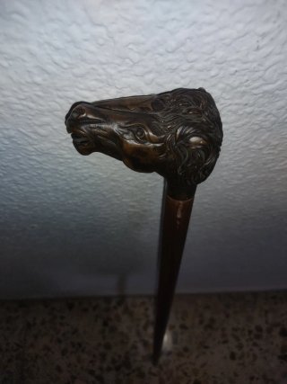 Bastón antiguo con cabezas de caballos de latón