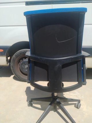 Silla de oficina azul y negra