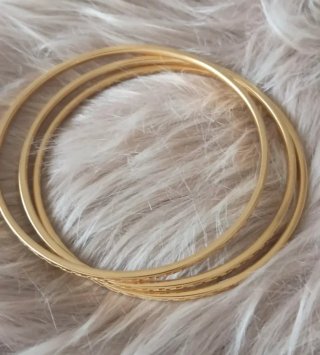Pendientes y 3 brazaletes dorados