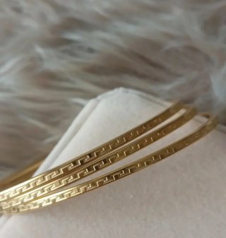 Pendientes y 3 brazaletes dorados