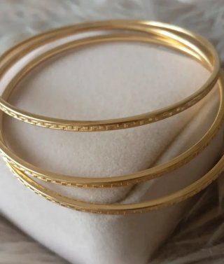 Pendientes y 3 brazaletes dorados
