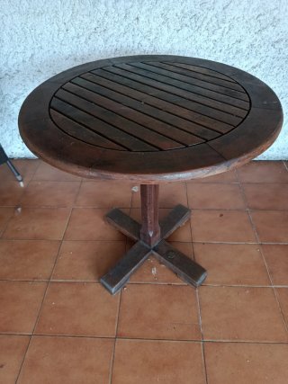 Mesa redonda de madera oscura