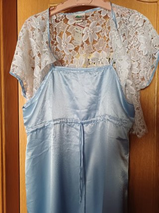 Camisón largo azul con encaje