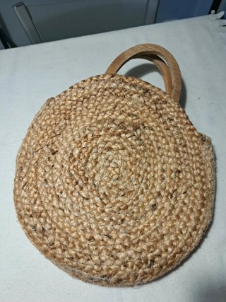 Bolso redondo de yute natural con asas de madera