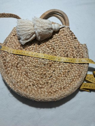 Bolso redondo de yute natural con asas de madera