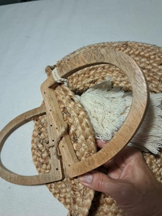 Bolso redondo de yute natural con asas de madera