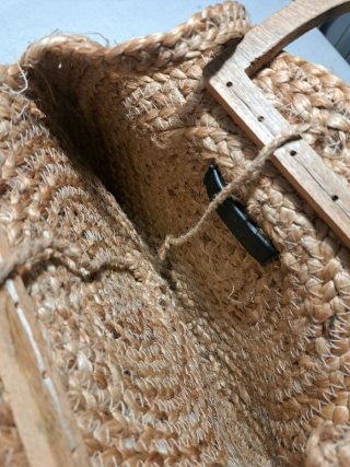 Bolso redondo de yute natural con asas de madera