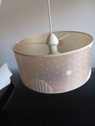 Lámpara infantil con nubes y estrellas