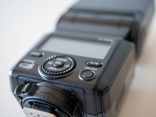 Flash Olympus FL-700WR con funda