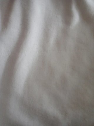 Sudadera blanca con detalles negros