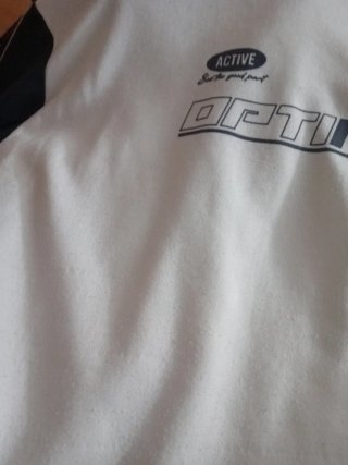 Sudadera blanca con detalles negros