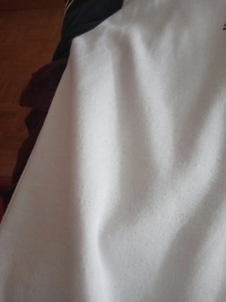 Sudadera blanca con detalles negros