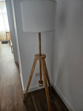 Lámpara de pie madera y tela Ikea