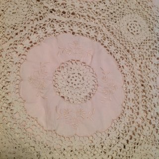 Colcha crochet y bordada beige