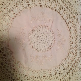 Colcha crochet y bordada beige