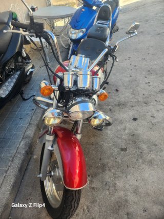 Moto Cruiser Roja y Plateada