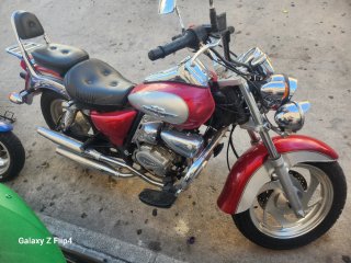 Moto Cruiser Roja y Plateada