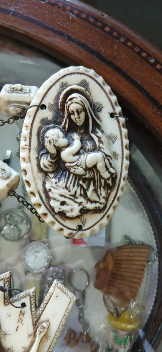Rosario antiguo con medalla y crucifijo