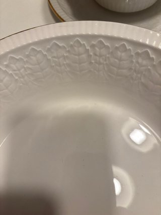 Vajilla porcelana blanca y oro. Completa. Sin usar