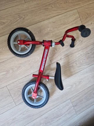 Bicicleta de equilibrio roja Chicco.