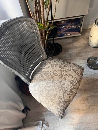 Mesa extensible y 2 sillas tapizadas