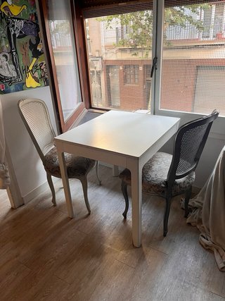 Mesa extensible y 2 sillas tapizadas