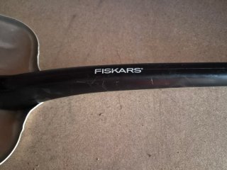 Pala Fiskars Aluminio Mango Negro ligera