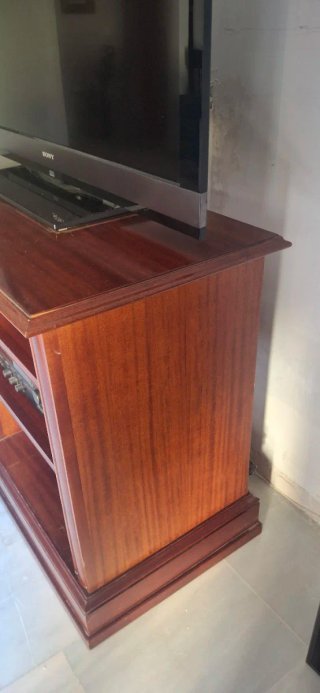 Mueble TV madera maciza con cajones y estantes