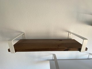 Baldas de madera y soportes de metal