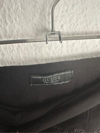 Blusa palabra de honor Guess negra