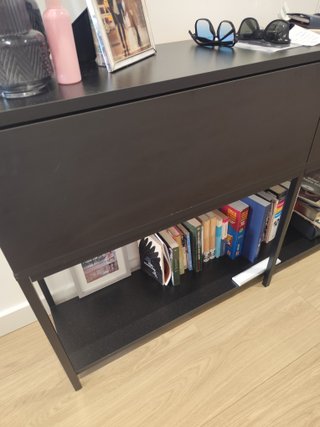 Consola negra moderna