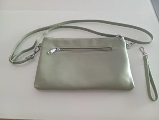 Bolso de mano tejido verde.