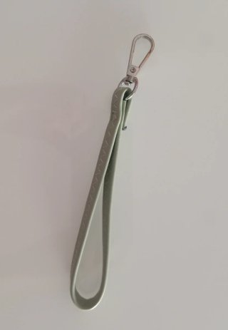 Bolso de mano tejido verde.