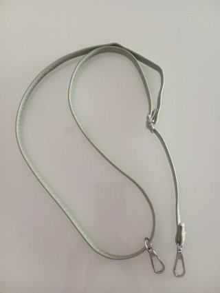 Bolso de mano tejido verde.