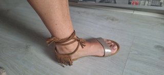 Sandalias de tiras con flecos y detalles dorados