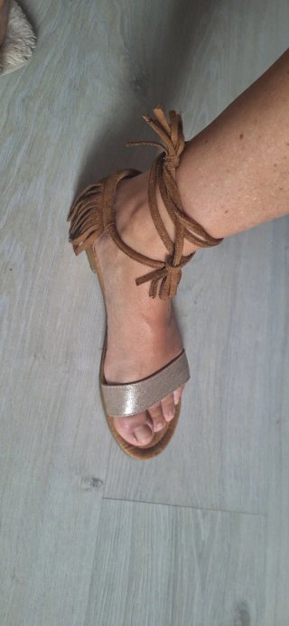 Sandalias de tiras con flecos y detalles dorados