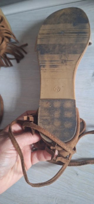 Sandalias de tiras con flecos y detalles dorados
