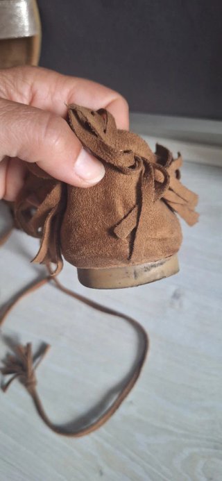 Sandalias de tiras con flecos y detalles dorados