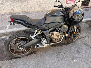 Honda CB 650 R Negra mate, siempre en garaje