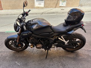Honda CB 650 R Negra mate, siempre en garaje