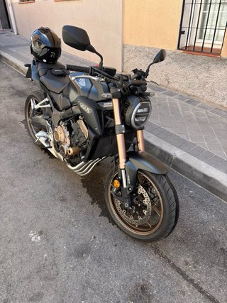 Honda CB 650 R Negra mate, siempre en garaje