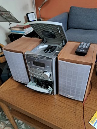Equipo de música JVC con CD, cassete y radio