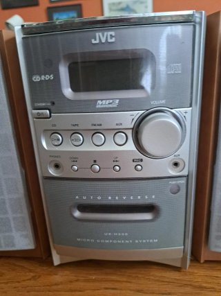 Equipo de música JVC con CD, cassete y radio