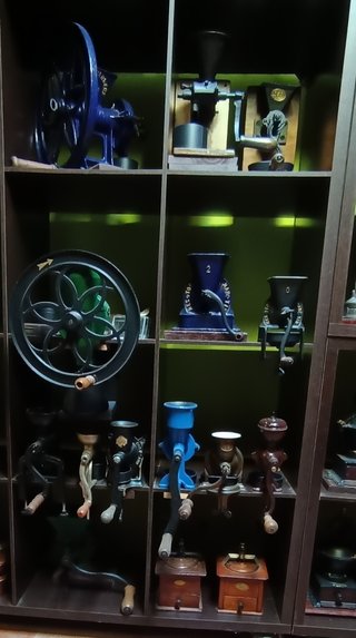 MAGNIFICA COLECCIÓN DE MOLINILLOS ANTIGUOS DE CAFÉ