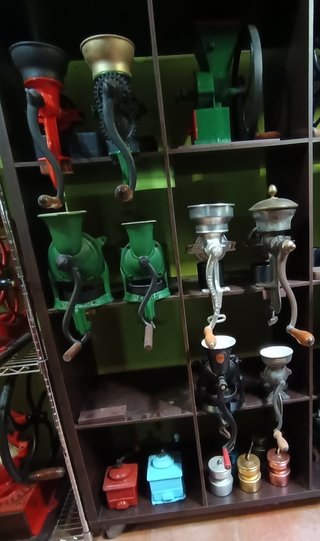 MAGNIFICA COLECCIÓN DE MOLINILLOS ANTIGUOS DE CAFÉ