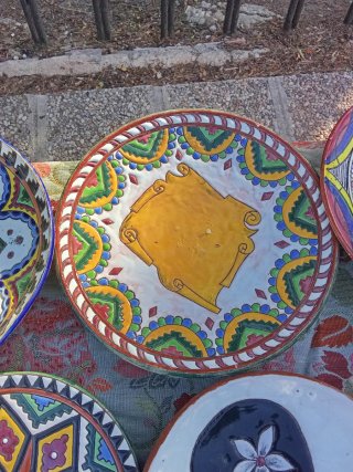 Plato de cerámica decorado