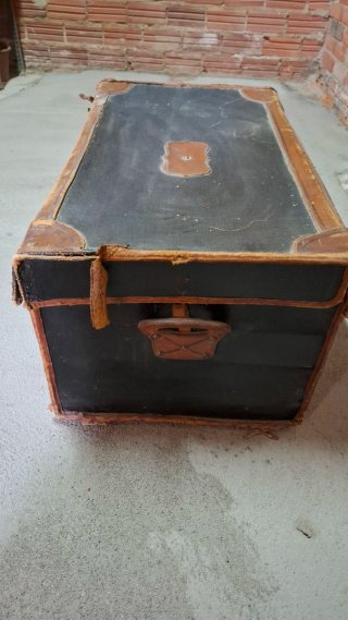 Baúl vintage de mimbre y cuero