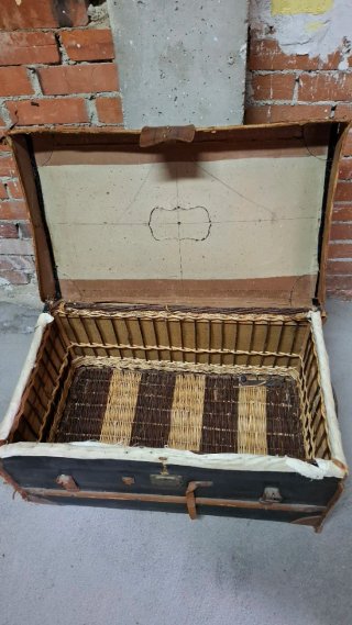 Baúl vintage de mimbre y cuero